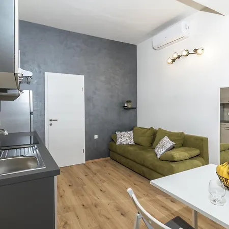 Stunning In Quiet Street Near Center With Free Parking 4 Floor