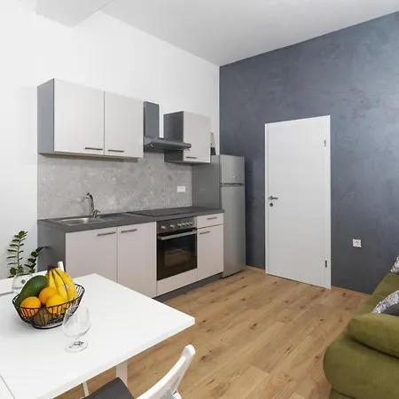 Stunning In Quiet Street Near Center With Free Parking 4 Floor * Rijeka