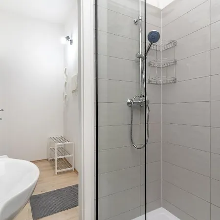 Stunning In Quiet Street Near Center With Free Parking 4 Floor Apartment *
