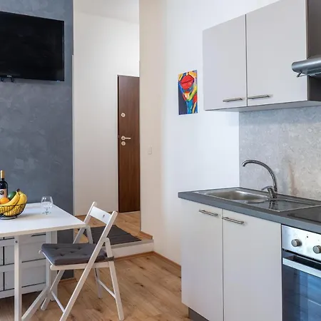 Stunning In Quiet Street Near Center With Free Parking 4 Floor