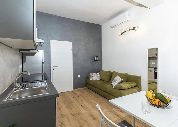 Stunning In Quiet Street Near Center With Free Parking 4 Floor