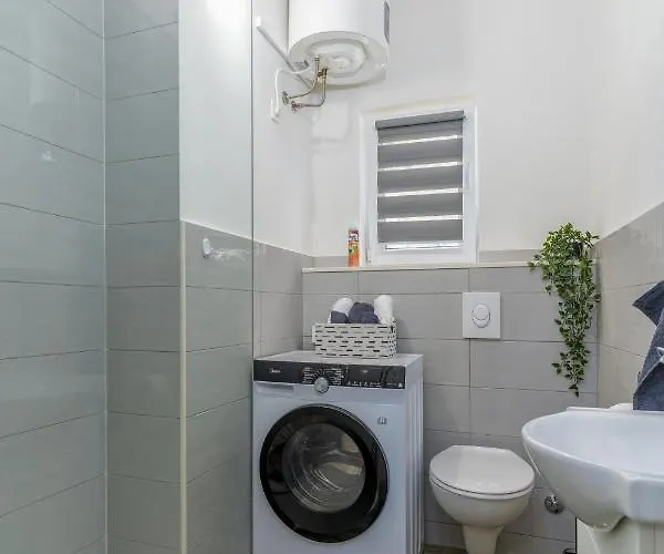 Stunning In Quiet Street Near Center With Free Parking 4 Floor Apartament Rijeka
