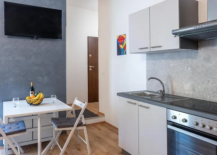 Stunning In Quiet Street Near Center With Free Parking 4 Floor